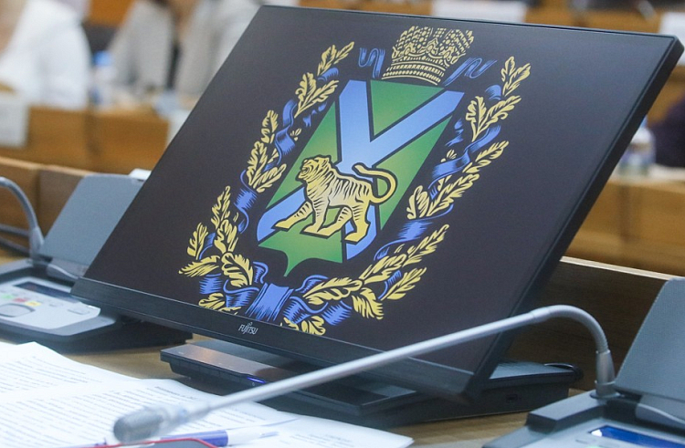 По инициативе Губернатора в Приморье ввели выплаты для семей участников боевых действий на приграничных территориях России.