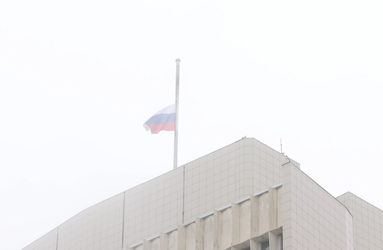 Приморье присоединилось к национальному трауру по погибшим в теракте в Подмосковье, сообщает primorsky.ru.