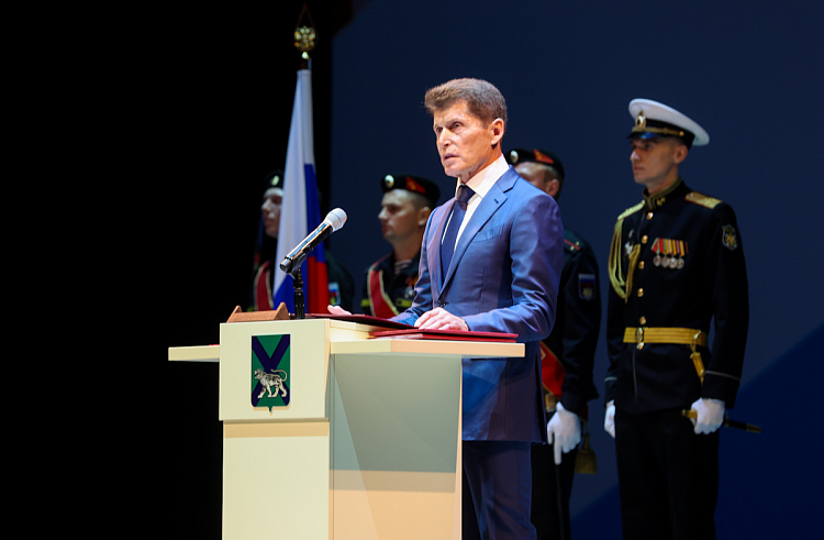 Олег Кожемяко официально вступил в должность Губернатора Приморья, сообщает www.primorsky.ru. Олег Кожемяко официально вступил в должность Губернатора Приморья, сообщает www.primorsky.ru.