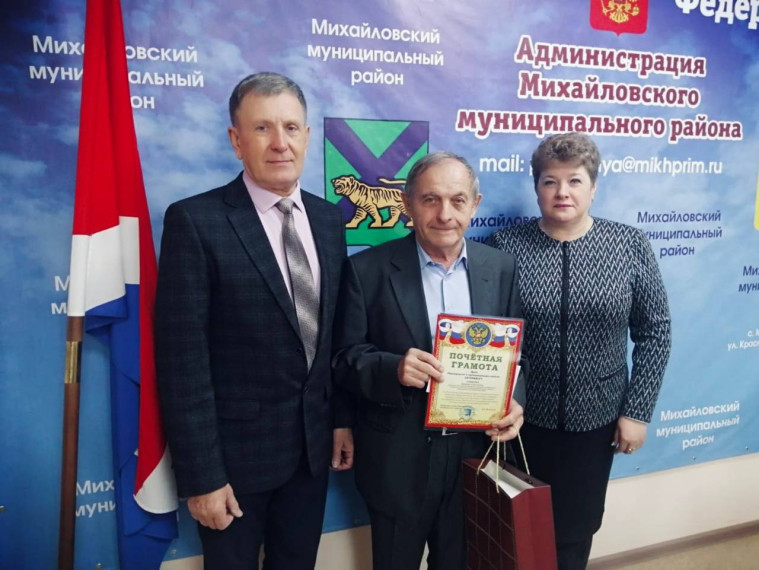 Сегодня на заслуженный отдых мы провожаем Василия Алексеевича Ганенко - редактора отдела сельского хозяйства и экономики МБУ «Редакция районной газеты «Вперед». . Сегодня на заслуженный отдых мы провожаем Василия Алексеевича Ганенко - редактора отдела сельского хозяйства и экономики МБУ «Редакция районной газеты «Вперед». .