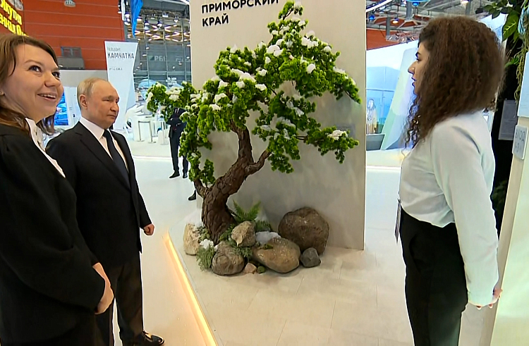 Владимир Путин посетил павильон Приморья на выставке «Россия», сообщает www.primorsky.ru. Владимир Путин посетил павильон Приморья на выставке «Россия», сообщает www.primorsky.ru.