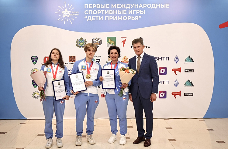 Юные приморские спортсмены получили награды, сообщает www.primorsky.ru. Юные приморские спортсмены получили награды, сообщает www.primorsky.ru.