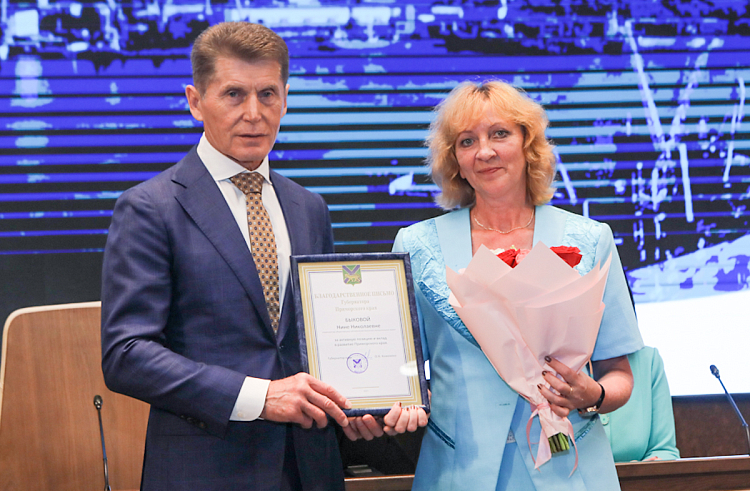 Олег Кожемяко поблагодарил самых активных общественных наблюдателей Приморья, сообщает www.primorsky.ru. Олег Кожемяко поблагодарил самых активных общественных наблюдателей Приморья, сообщает www.primorsky.ru.